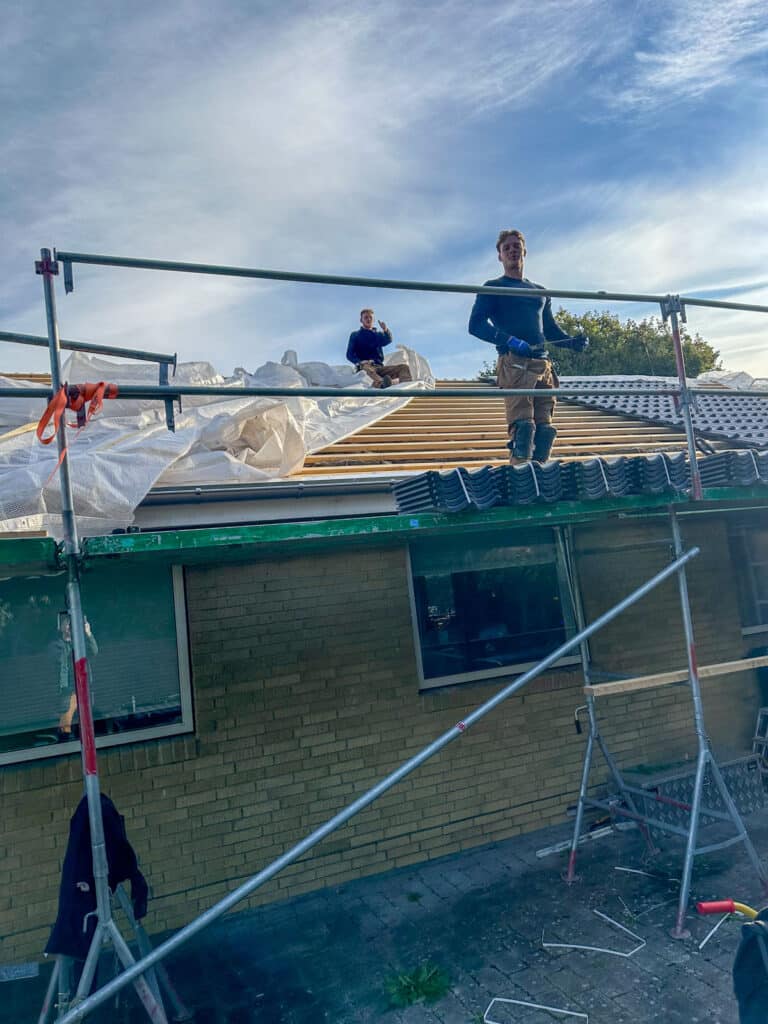 Tømrere på stilladset ved parcelhus med nyt tag i Greve