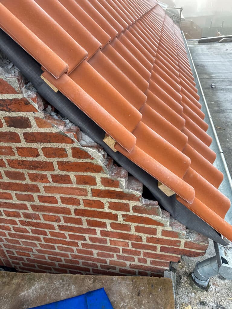 Røde tegl lagt mod gavlen på murstenshus