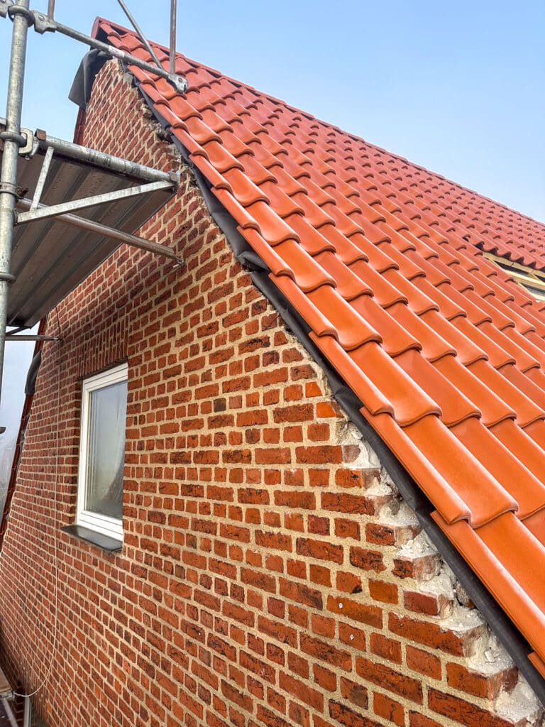 Røde tegl ved gavlen på hus med nyt tag i Valby