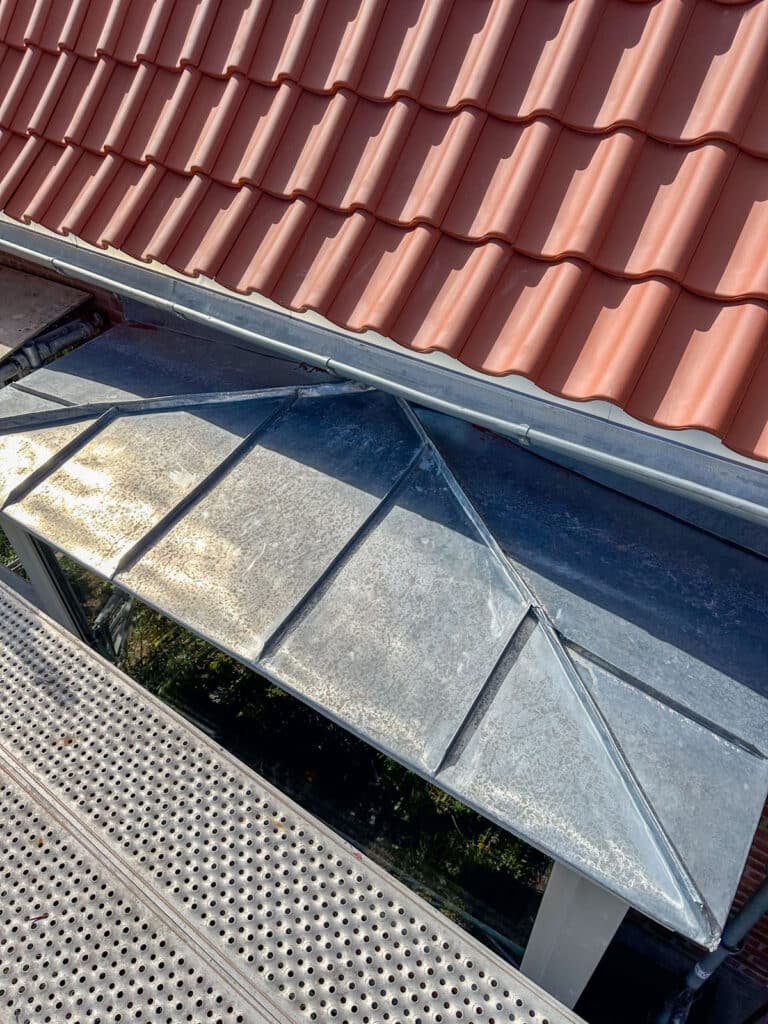 Kanap beklædt med zink under tegltaget på hus i Vanløse