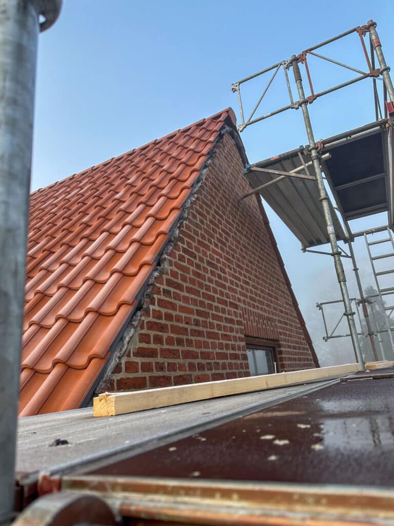 Nyt tegltag og stillads ved gavlen på hus i Valby