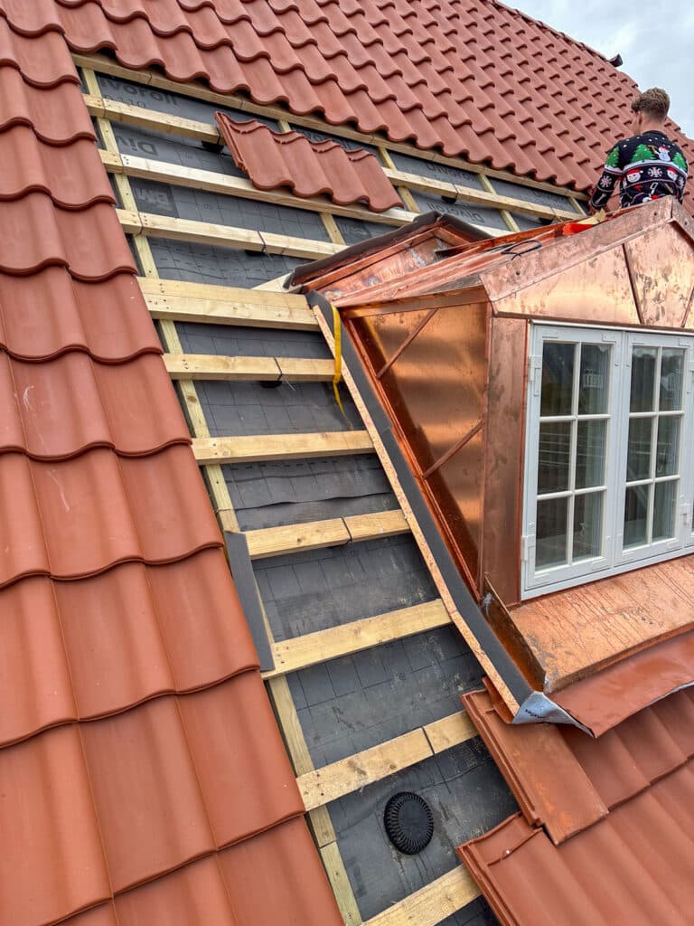 Kobberkvist og nye røde tegl på villa i Gentofte