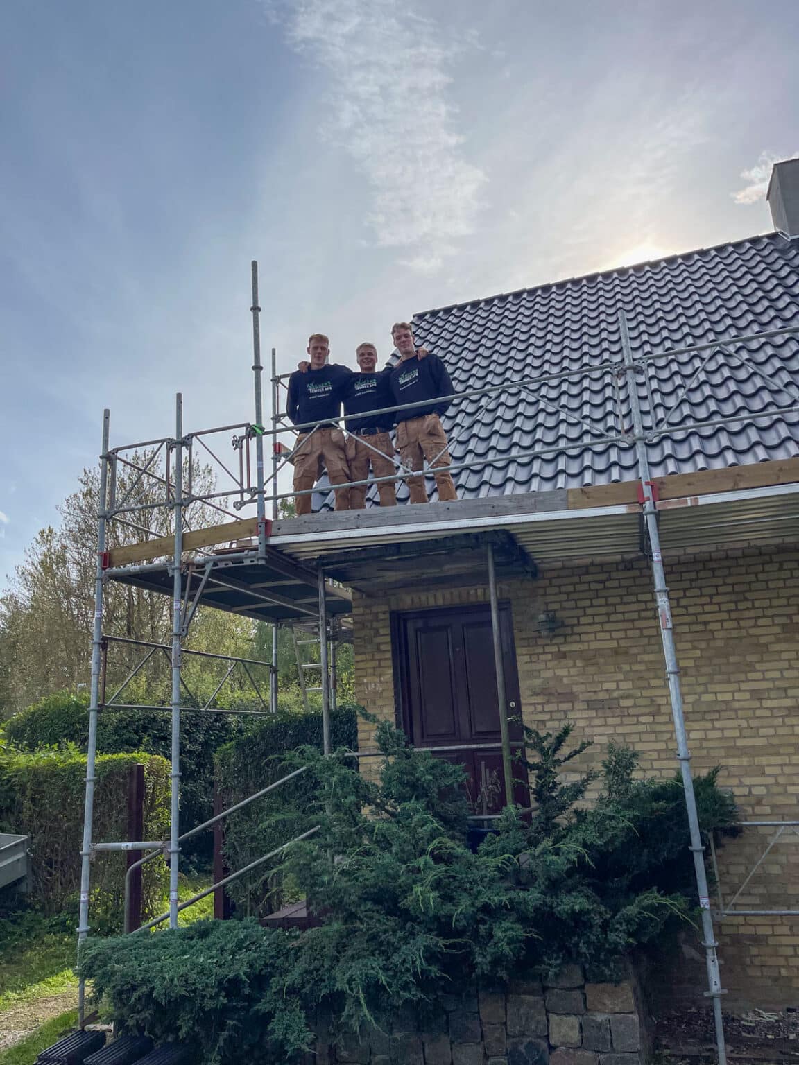 Vincens Tømrers tømrerhold på stilladset ved et nyt tegltag