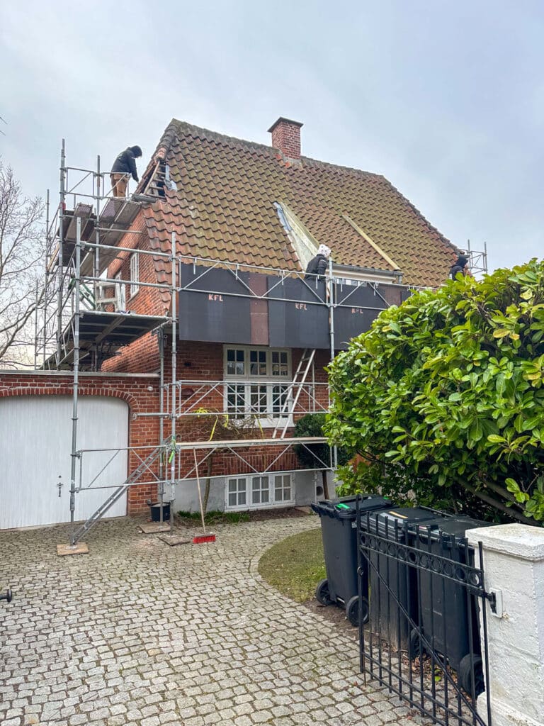 Stillads ved villa under udskiftning af tag i Hellerup