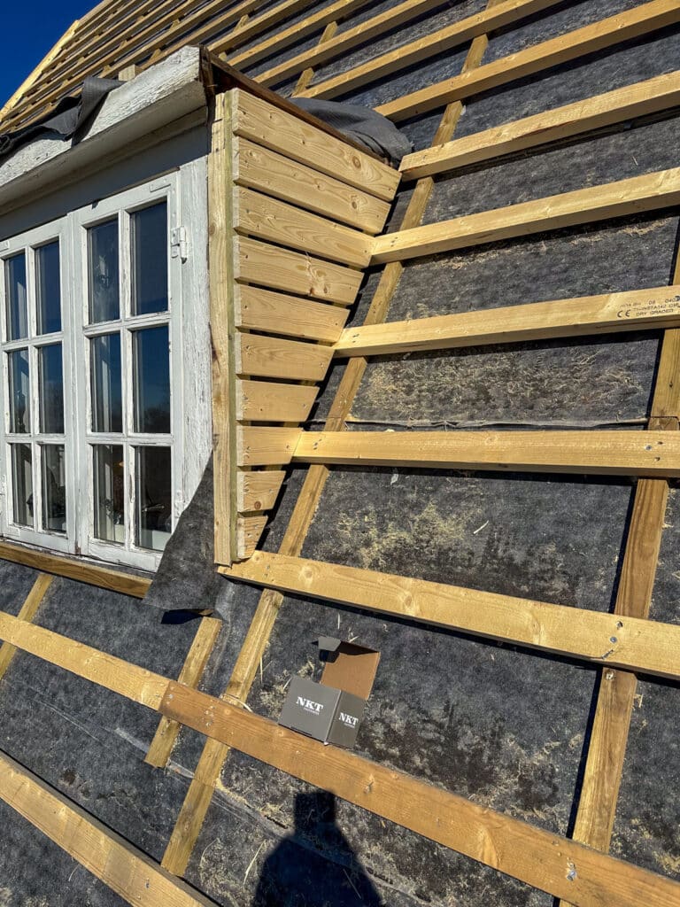 Lægter og kvist under tagrenovering i Dragør