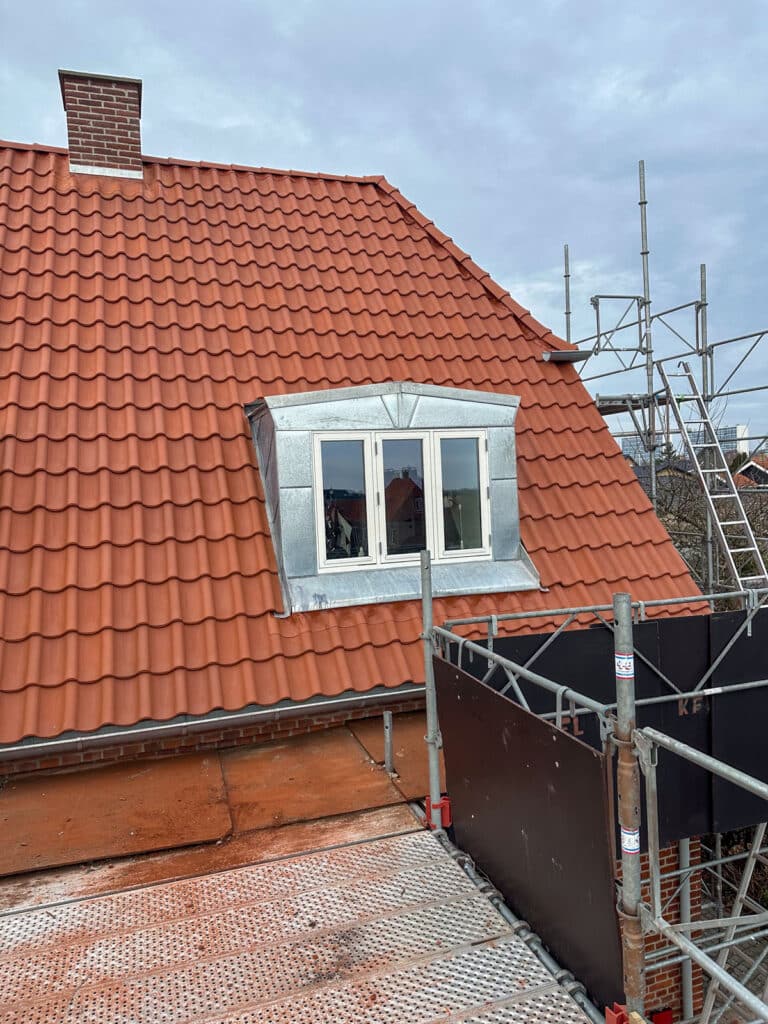 Rødt tegltag med kvist på ældre villa i Glostrup