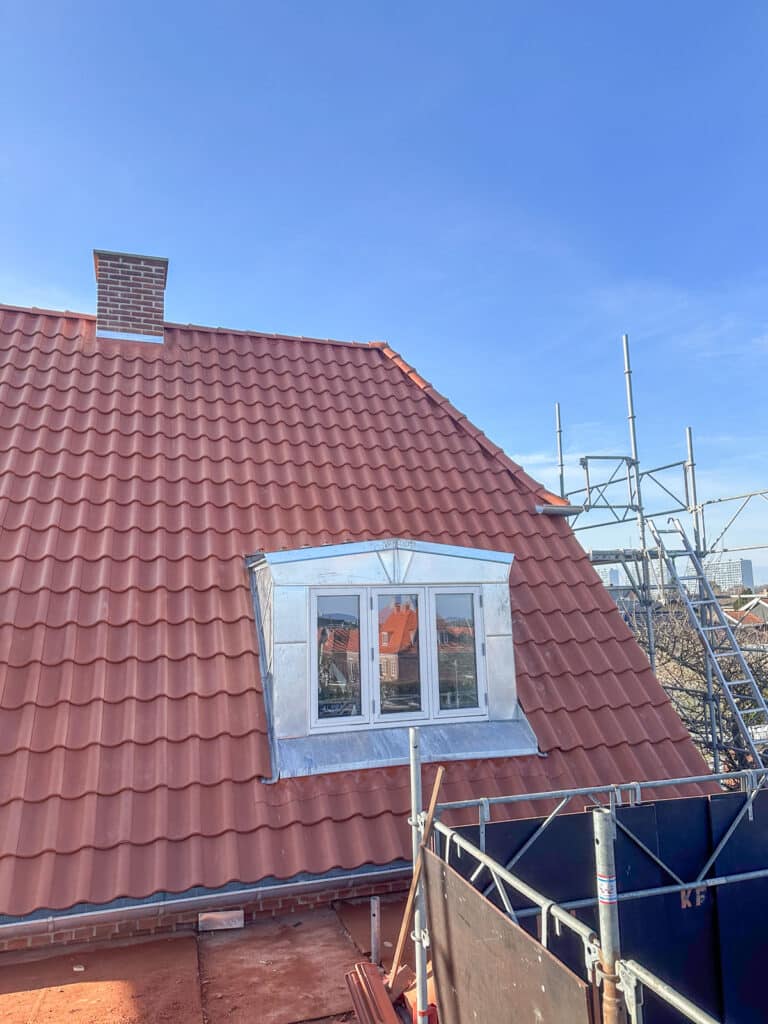 Nyt tegltag med kvist set fra stilladset i Hvidovre