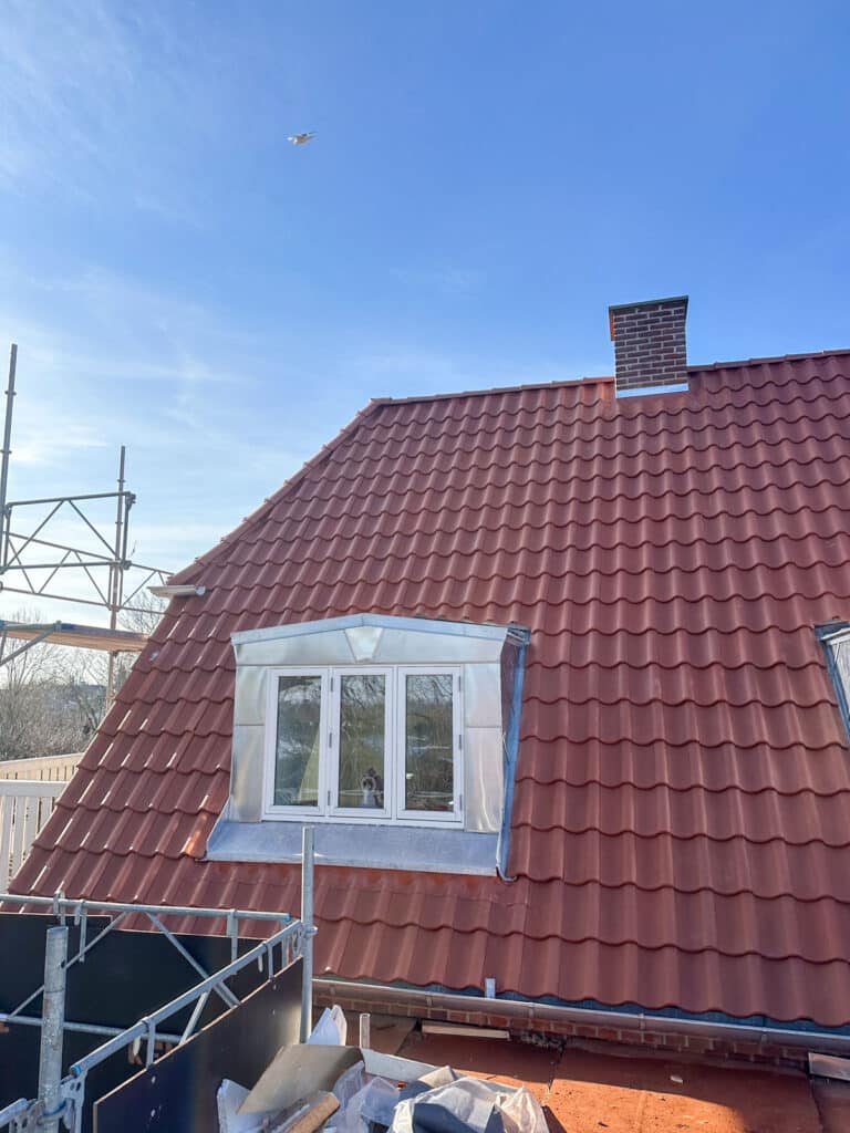 Tungt tegltag med zinkkvist på hus i Rødovre