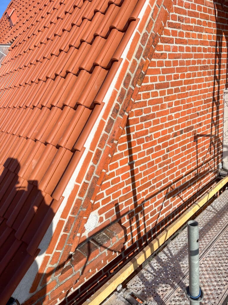 Nye tegl lagt mod gavlen på hus i Kastrup