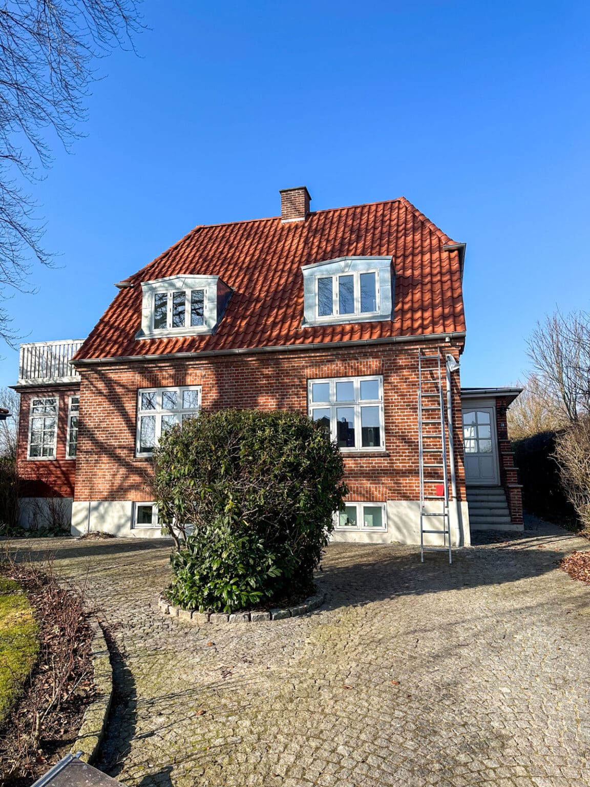 Villa i Køge med nyt rødt tegltag og to kviste