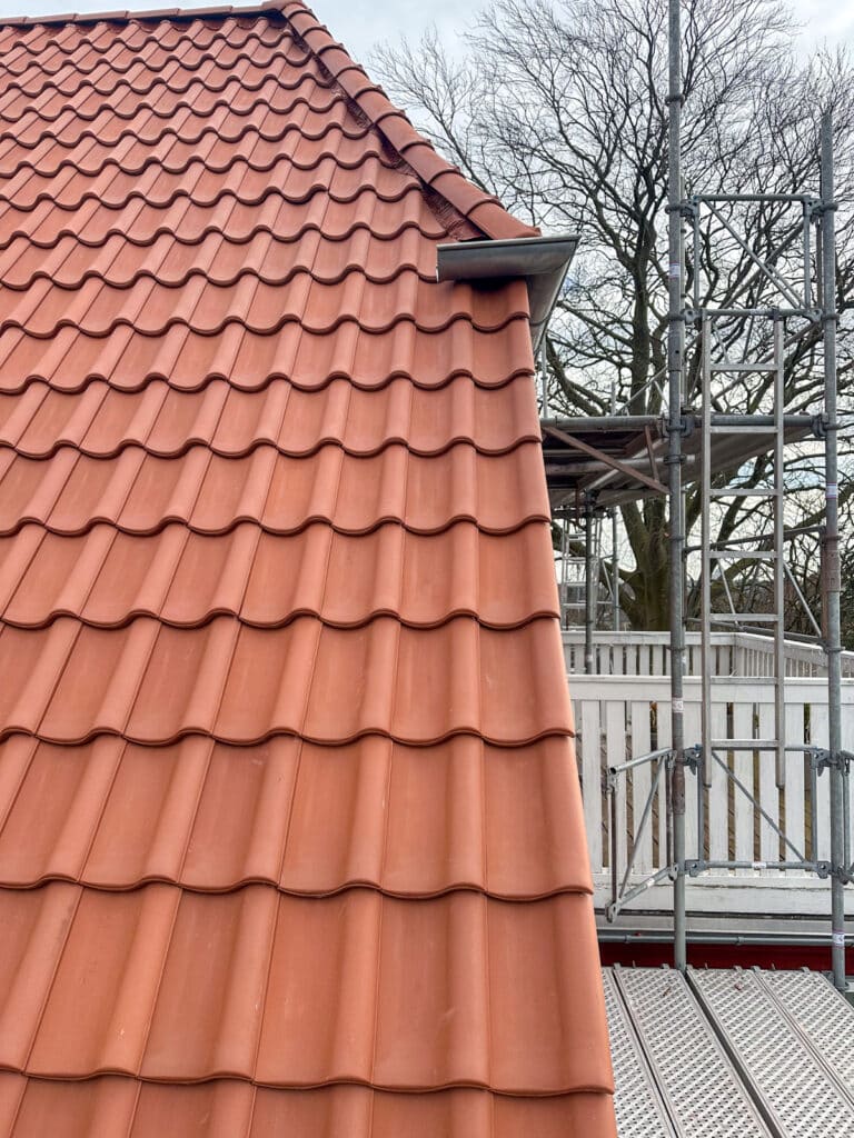Nye tegl ved tagets kant på hus i Solrød