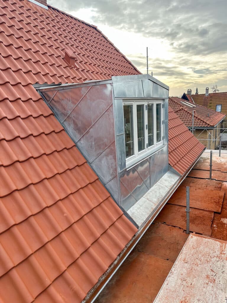Zinkkvist på nyt rødt tegltag i Vallensbæk
