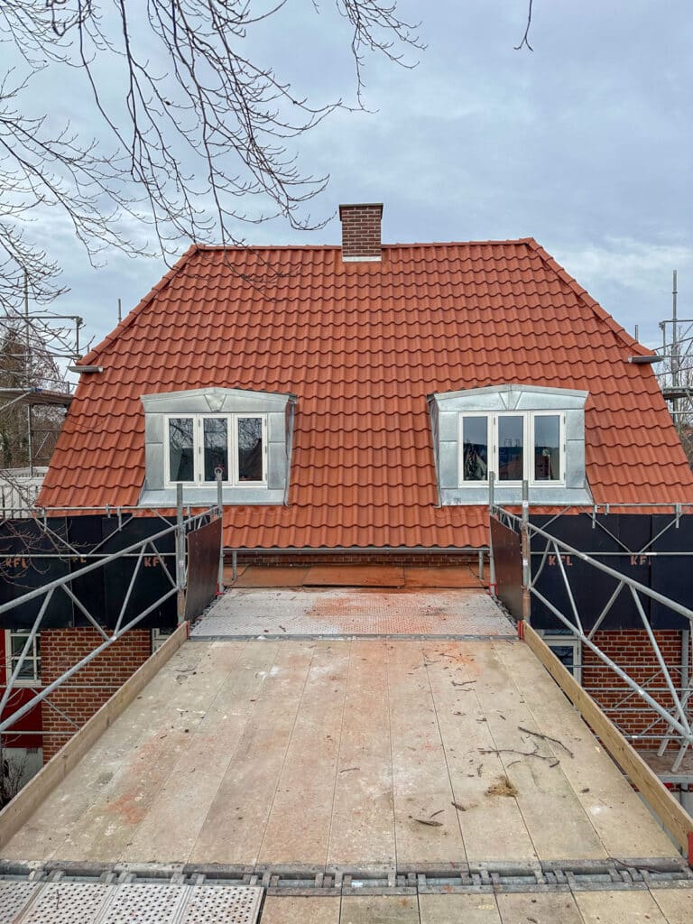 Tegltag med to ens kviste på hus i Vanløse