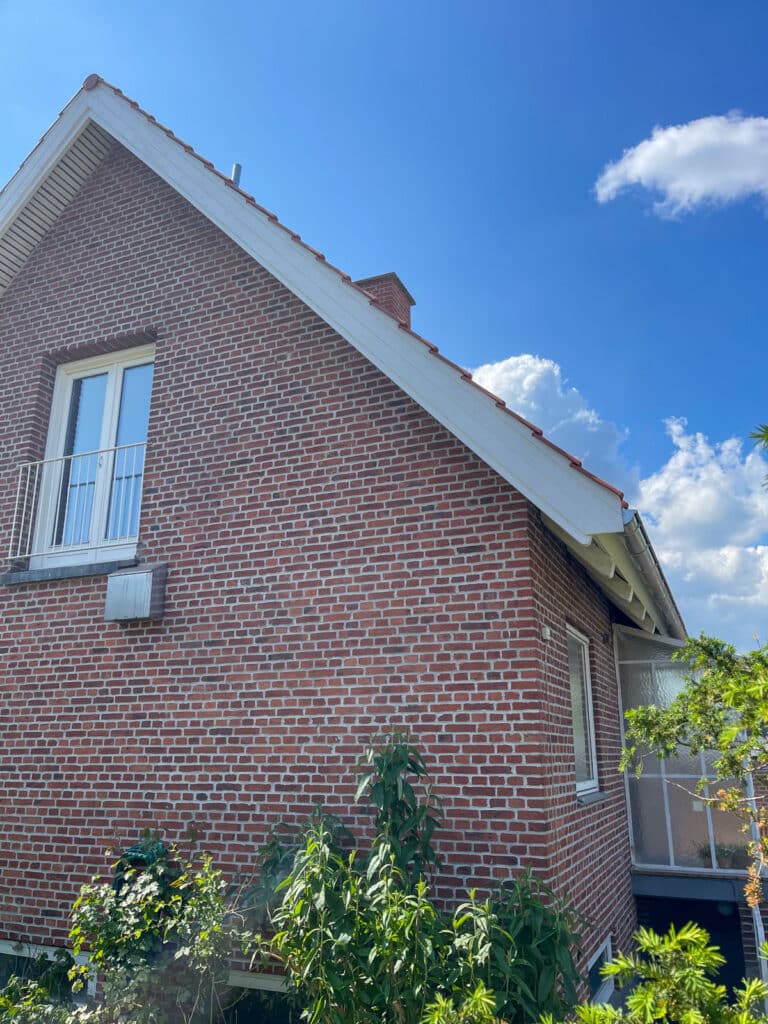 Gavl på murstenshus efter tagrenovering i Ballerup