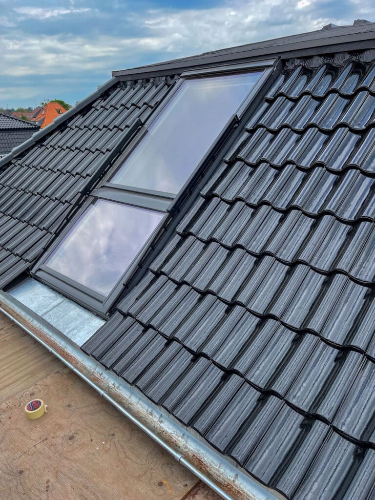 Ovenlysvindue i nyt sort tegltag på villa i Gentofte