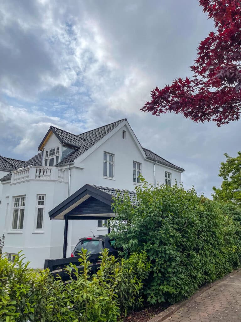 Hvid villa i Charlottenlund med nyt sort tegltag