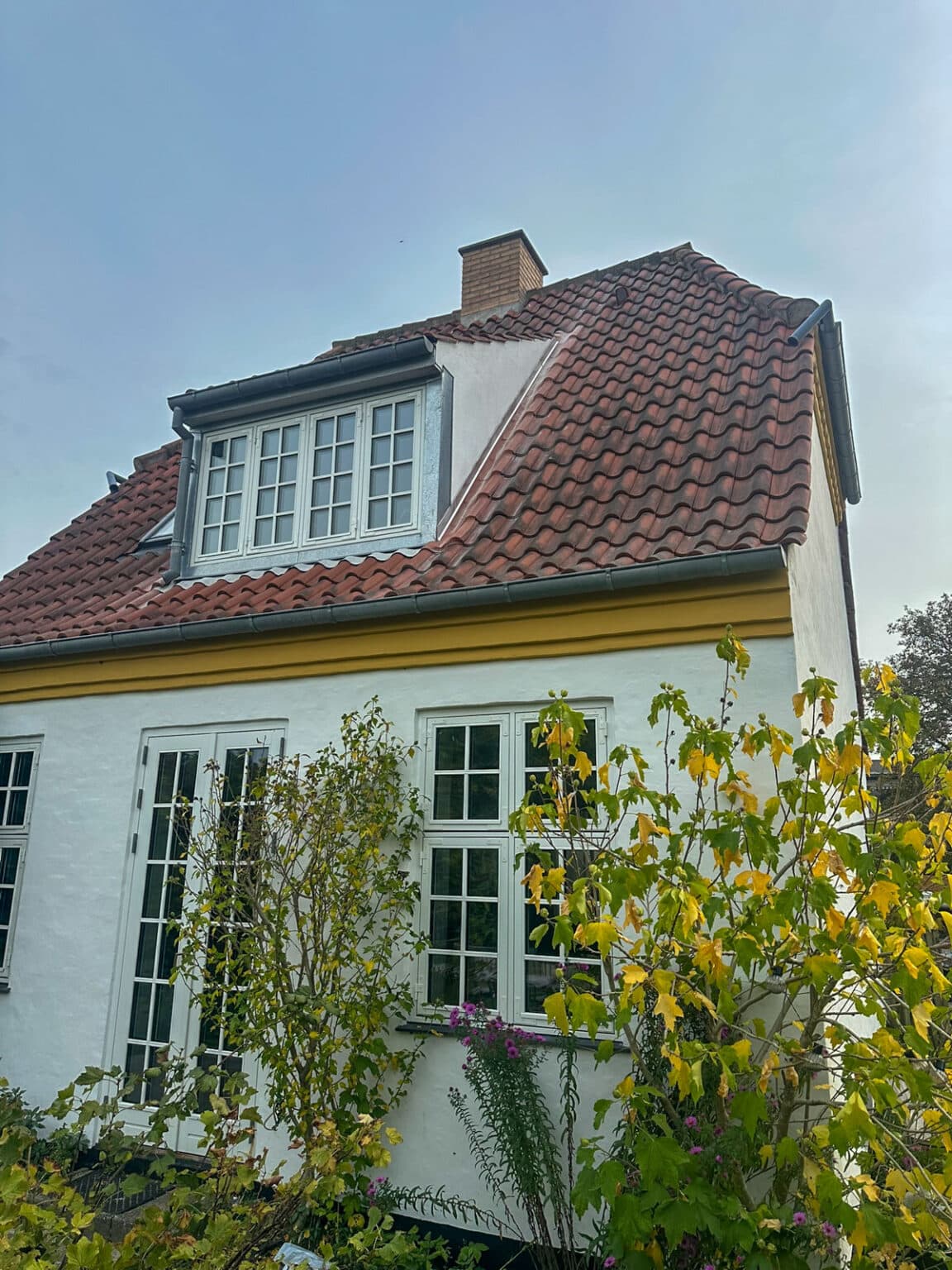 Ældre hus i Dragør med røde tegl og kvist