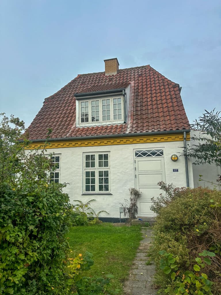 Røde tegl på ældre hus med kvist på Amager
