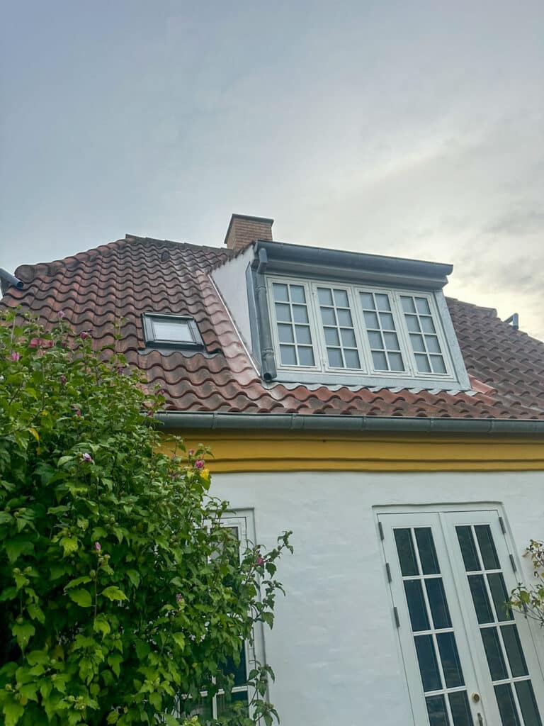 Ældre hus i Valby med rødt tegltag og kvist